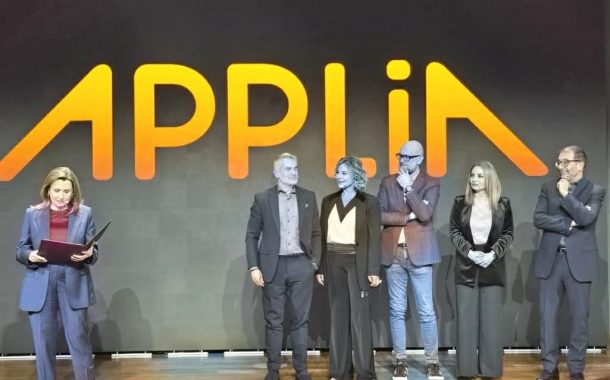 PHOTO ALL THE TEAM ON STAGE